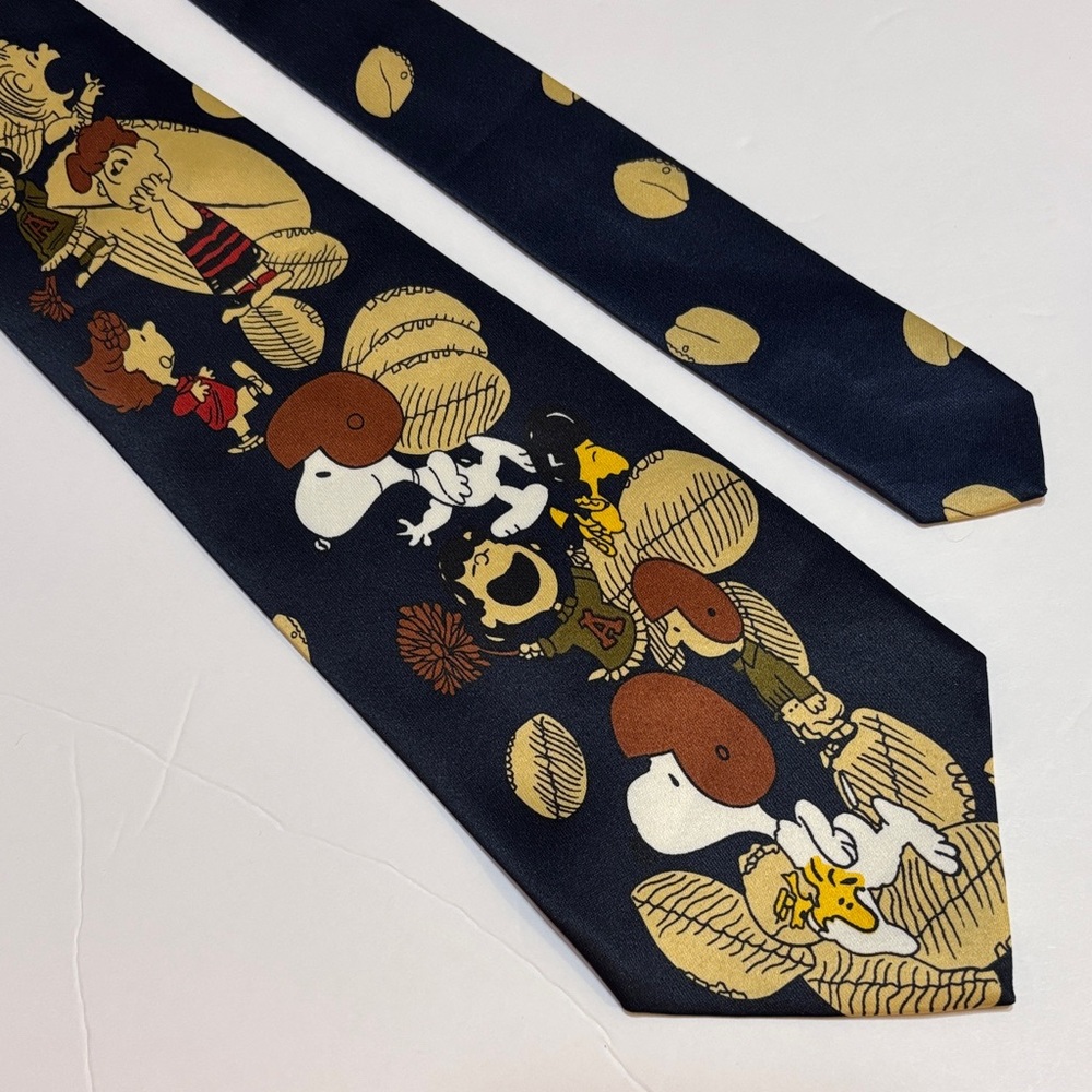 Peanuts Character sports themed Navy silk Tie 56 x 4” snoopy